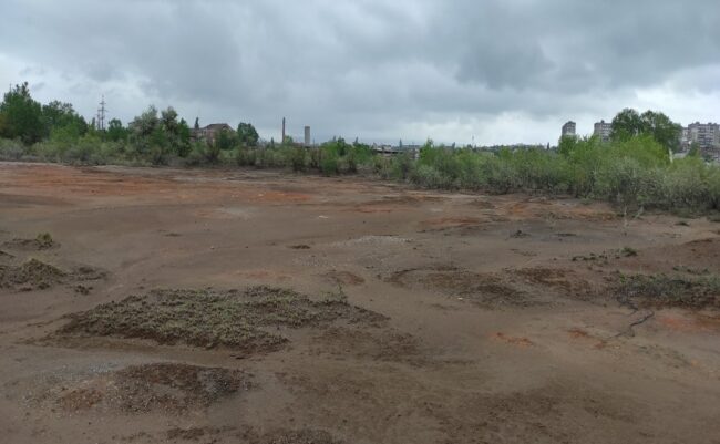 The soil base consists of slag, alluvial gravel, and sandy and silty loam The soil base consists of slag, alluvial gravel, and sandy and silty loam