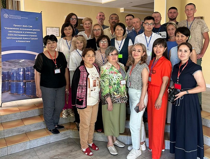 Group portrait of contaminated-site assessment training participants.
