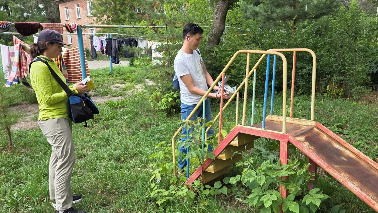 Testing old paint at a playground in Oskemen. The test indicated 44,500 ppm lead. 

